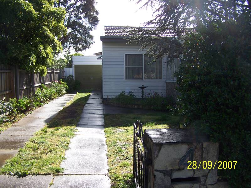 SPACIOUS THREE BEDROOM HOME Picture 1