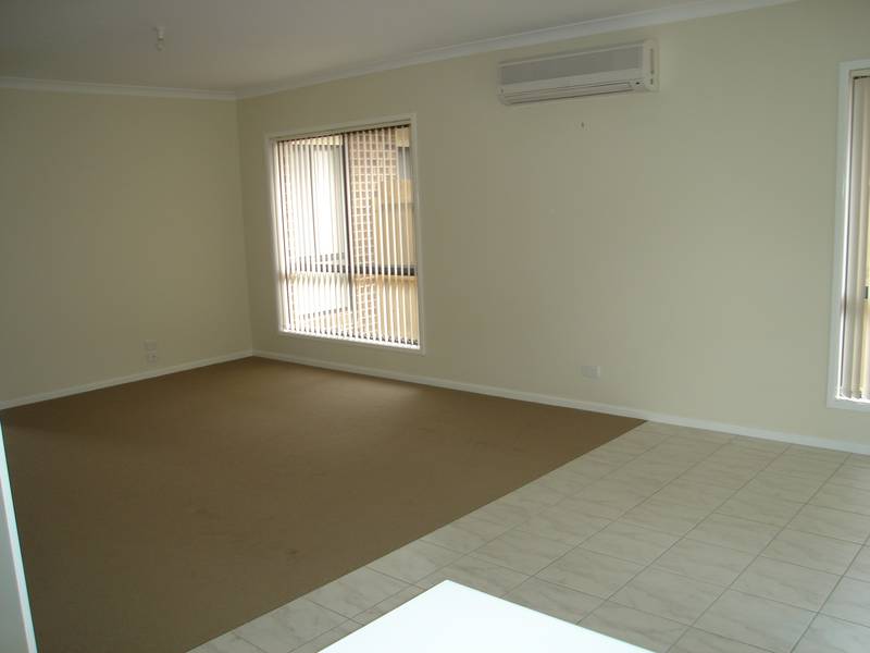 NEAR NEW TWO BEDROOM TOWNHOUSE Picture 3