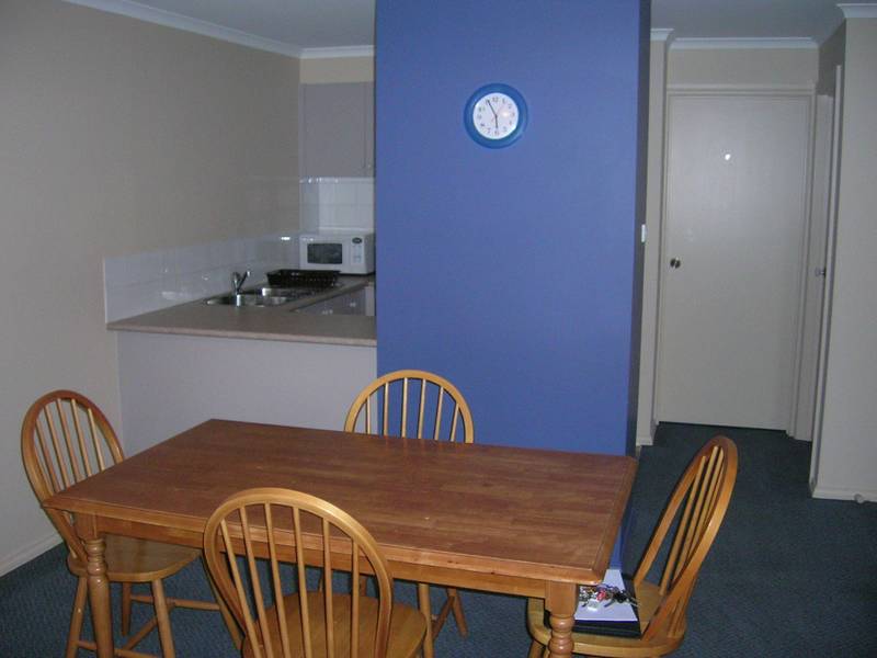 THREE BEDROOM FULLY FURNISHED TOWNHOUSE Picture 2