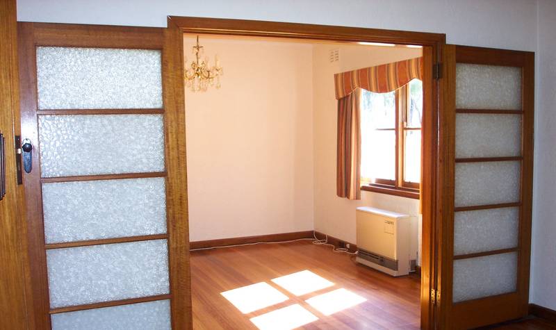 LARGE FOUR BEDROOM HOME Picture 2