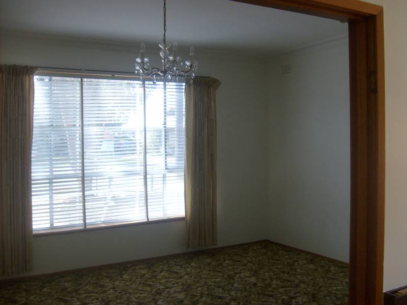 SPACIOUS THREE BEDROOM HOME Picture 2