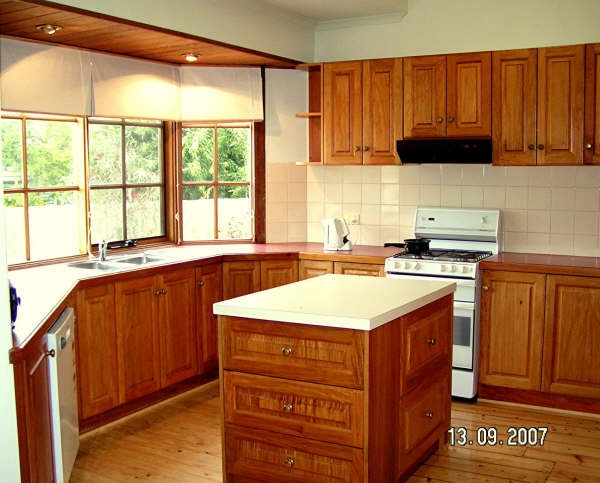 RENOVATED THREE BEDROOM Picture 3