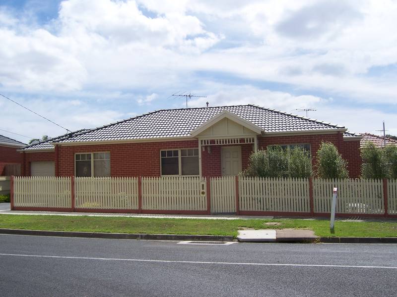 MODERN THREE BEDROOM TOWNHOUSE Picture 2