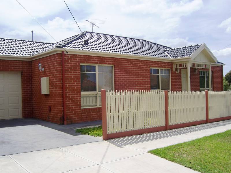 MODERN THREE BEDROOM TOWNHOUSE Picture 1