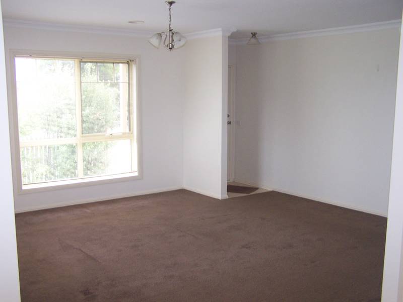 MODERN THREE BEDROOM TOWNHOUSE Picture 3