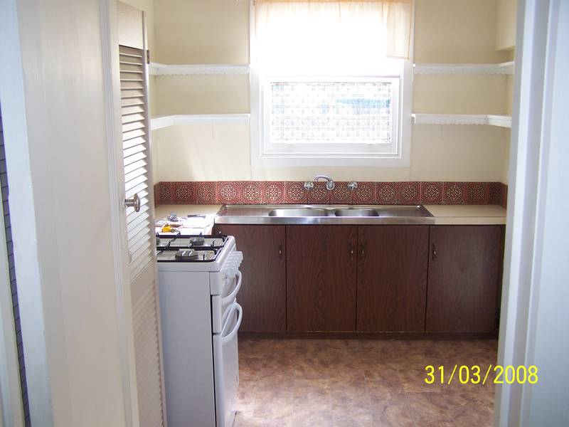 THREE BEDROOM HOUSE Picture 3