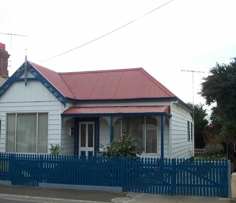 PERFECTLY POSITIONED THREE BEDROOM HOME Picture 1