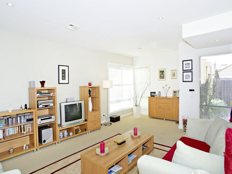 3 BEDROOM TOWNHOUSE - *UNDER OFFER* Picture 3