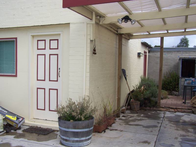 THREE BEDROOM + SELF CONTAINED BUNGALOW Picture 2