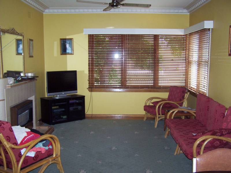THREE BEDROOM + SELF CONTAINED BUNGALOW Picture 3