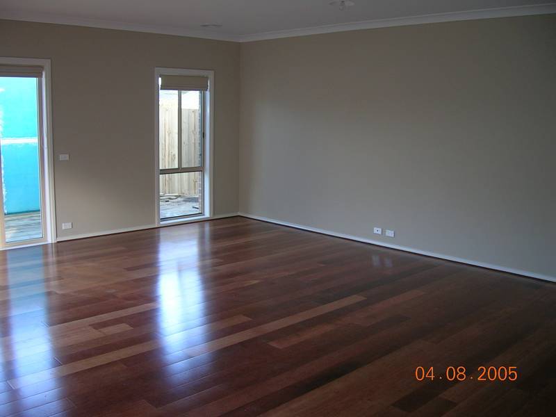 MODERN THREE BEDROOM TOWNHOUSE Picture 2