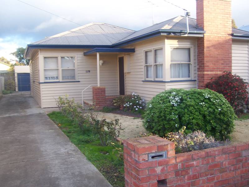 PERFECTLY POSITIONED HOME Picture 1