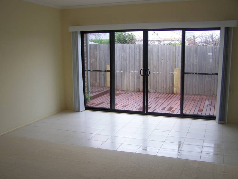 MODERN TWO BEDROOM TOWNHOUSE Picture 3