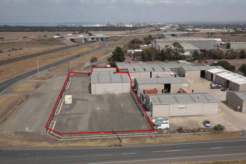 Premium Highway Exposure! Picture 1