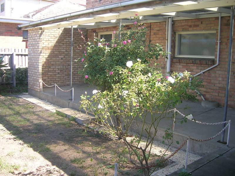 THREE BEDROOM ART DECO HOME Picture 3