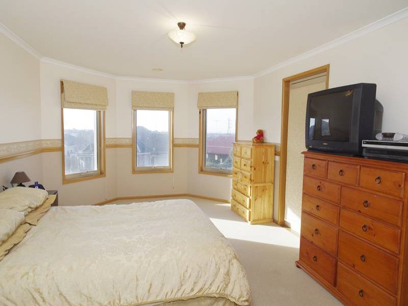 Ideal Family home Picture 3