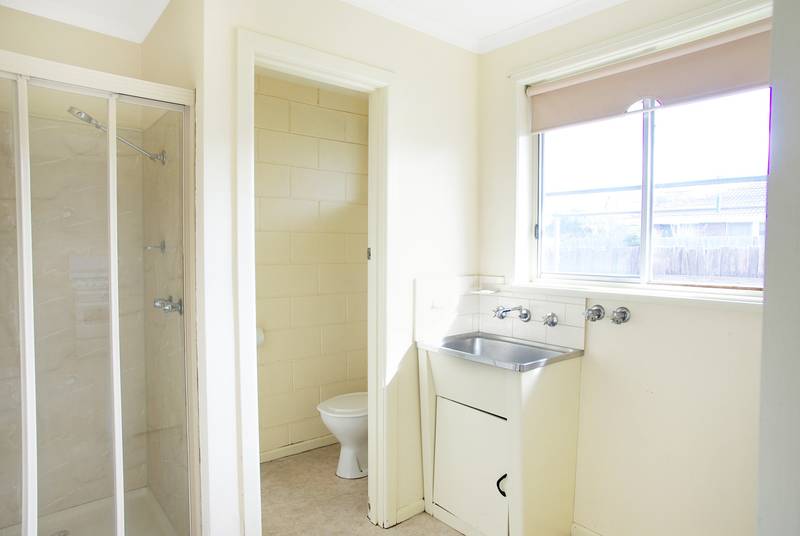 ** UNDER OFFER - NO INSPECTIONS ** Picture 3