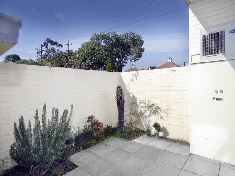 2 Bedroom Unit located in Poets Drive Picture 2