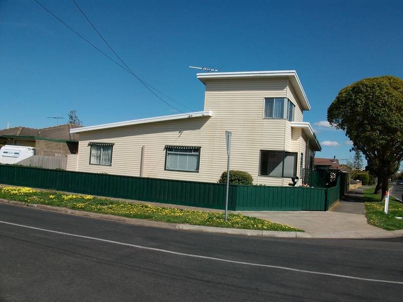 THREE BEDROOM FAMILY HOME Picture 1