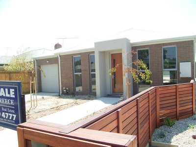 MODERN TWO BEDROOM TOWNHOUSE Picture