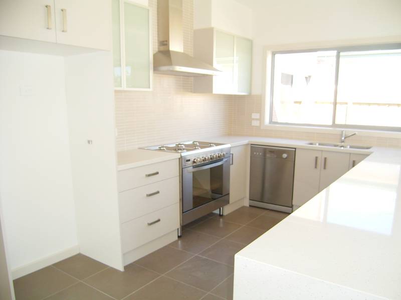 MODERN TWO BEDROOM TOWNHOUSE Picture 3