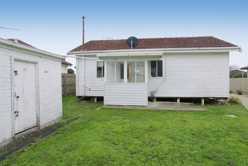 FRESHLY PAINTED TWO BEDROOM HOME Picture 2