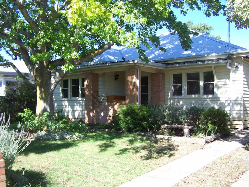 GREAT POSITIONED THREE BEDROOM HOME Picture 1