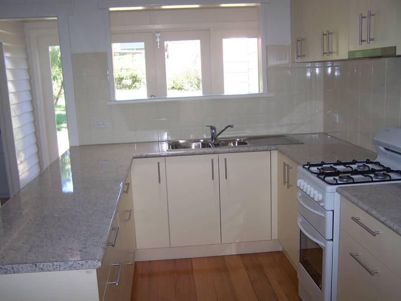 GREAT POSITIONED THREE BEDROOM HOME Picture 2