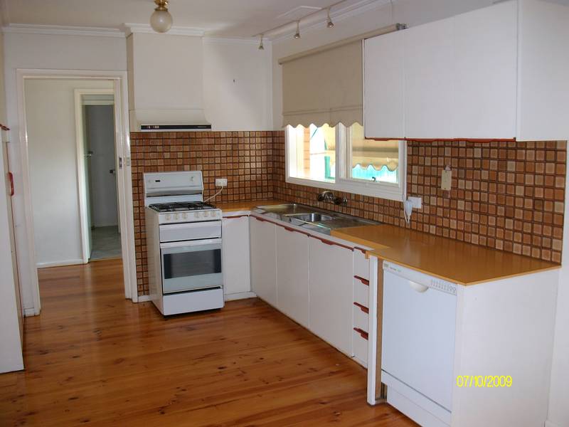 THREE BEDROOM FAMILY HOME Picture 2