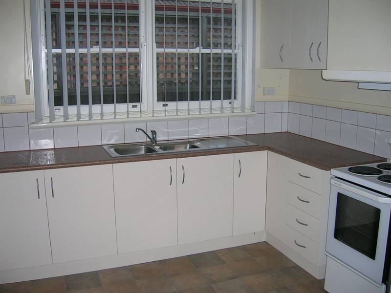 3 BEDROOM HOUSE Picture 2