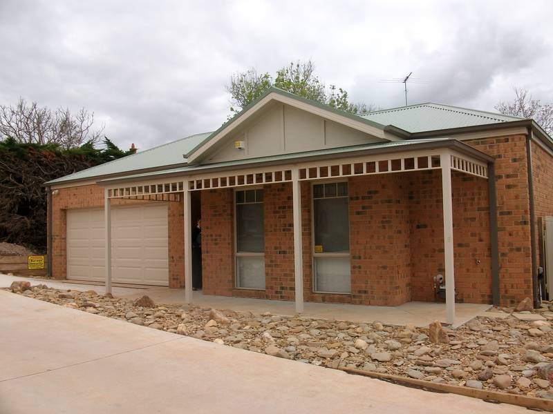 Three bedroom townhouse Picture 1