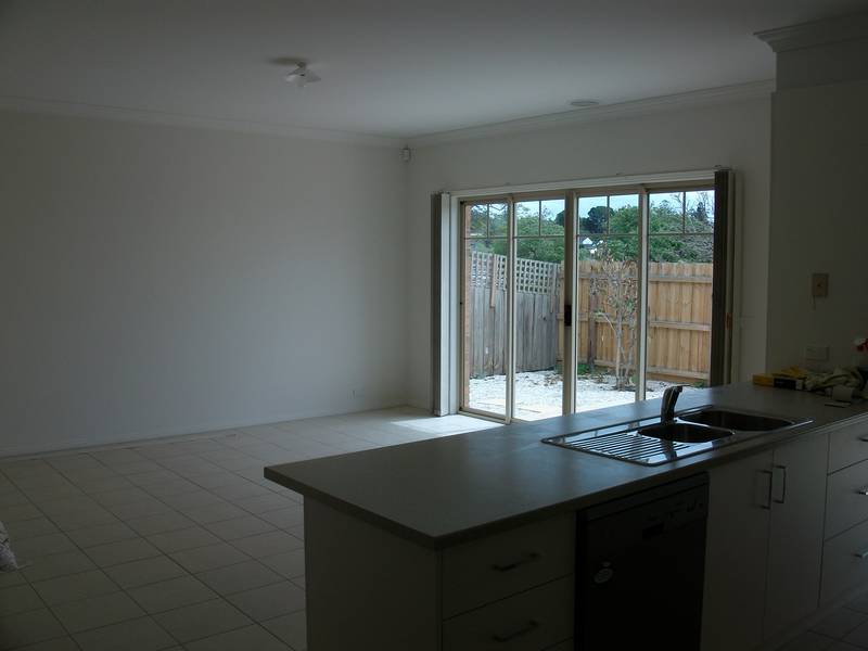 Three bedroom townhouse Picture 3