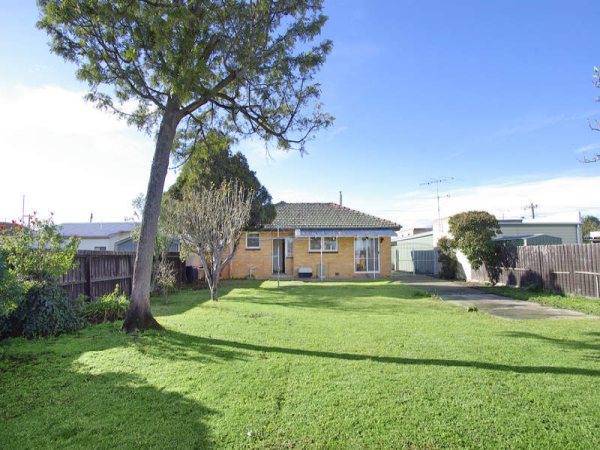 BEAUTIFULLY PRESENTED FAMILY HOME Picture 2