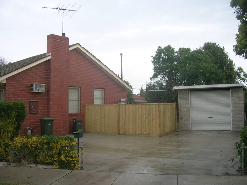 THREE BEDROOM HOUSE Picture 1