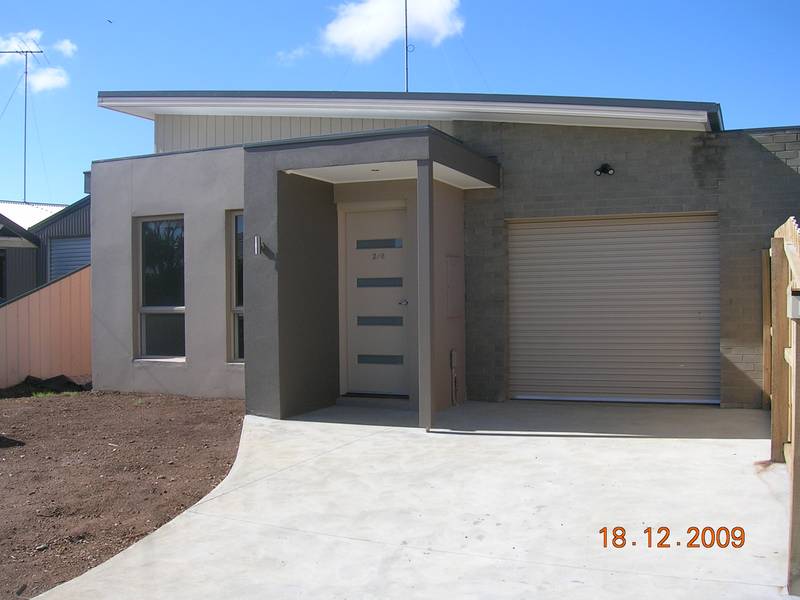 MODERN TWO BEDROOM TOWNHOUSE Picture 1