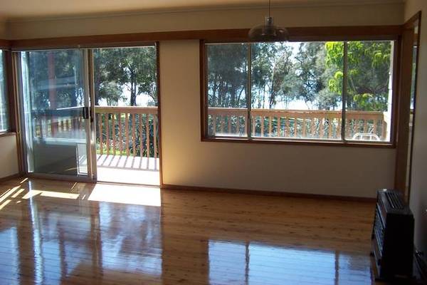 WATERFRONT LIFESTYLE Picture 3