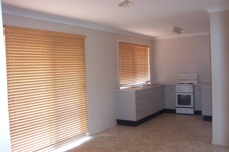 MODERN 3 BEDROOM HOME Picture 2