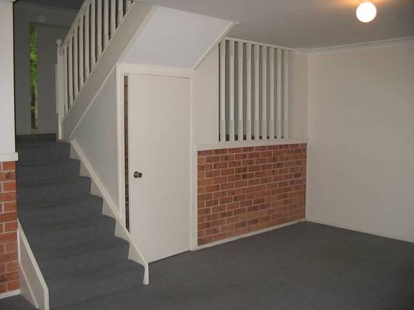 SPLIT LEVEL TOWNHOUSE Picture 2