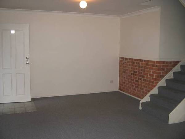 SPLIT LEVEL TOWNHOUSE Picture 1