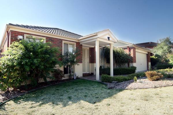 STRIKING SIMLICITY AND SUNLIT STYLE Picture 2