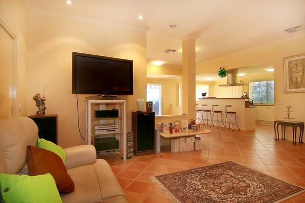 QUIET LIVING IN A GREAT LOCATION Picture 2