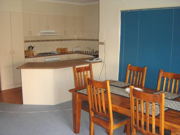 THE BACHELOR PAD Picture 3