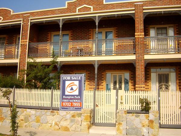 THE BACHELOR PAD Picture 1