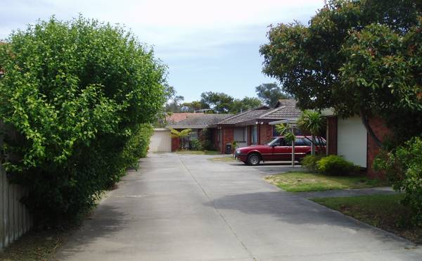 WALK TO BEACH AND SHOPS Picture