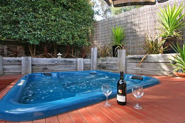 ESSENTIAL VIEWING Picture 3