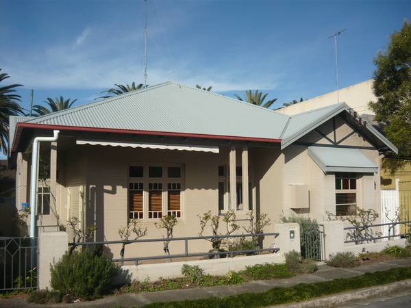 Irresistible, Inviting and Ideally Positioned! Picture 1