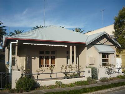 Irresistible, Inviting and Ideally Positioned! Picture