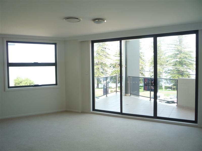 Luxury Apartment with Lake Views Picture 3