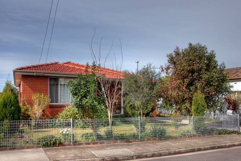 Modern Home, Great Yard Picture 1