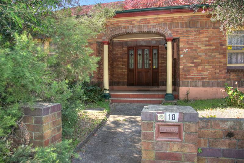 Gorgeous 1930's Home... Picture 1